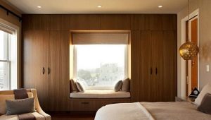 Conception et agencement de chambres à coucher avec deux fenêtres