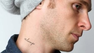 Aperçu du tatouage masculin sur le cou sous forme d'inscriptions