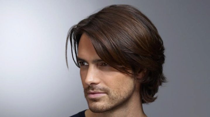 Options pour les coupes de cheveux pour hommes pour cheveux mi-longs