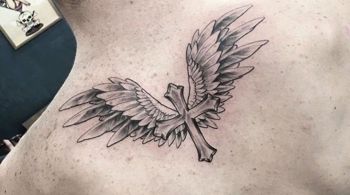 Variété de tatouage en forme d'ailes sur le dos pour les hommes