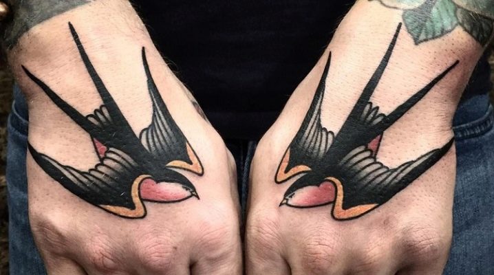 Ποικιλία τατουάζ χελιδόνι για άνδρες και το νόημά τους