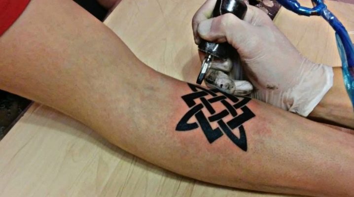 Φυλαχτά τατουάζ για άνδρες και το νόημά τους