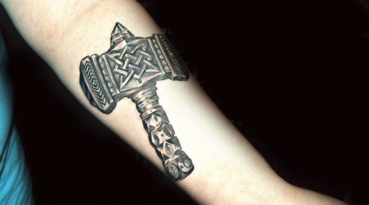 Χαρακτηριστικά του τατουάζ με τη μορφή σφυριού του Thor