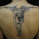 Όλα για το τατουάζ με τη μορφή φύλακα αγγέλου για άνδρες